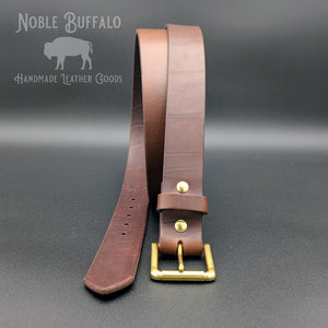 Hickory full grain leather belt handmade in the USA by Noble Buffalo. Dark brown leather belt in hickory and chocolate brown tones. Unisex classic leather belt.